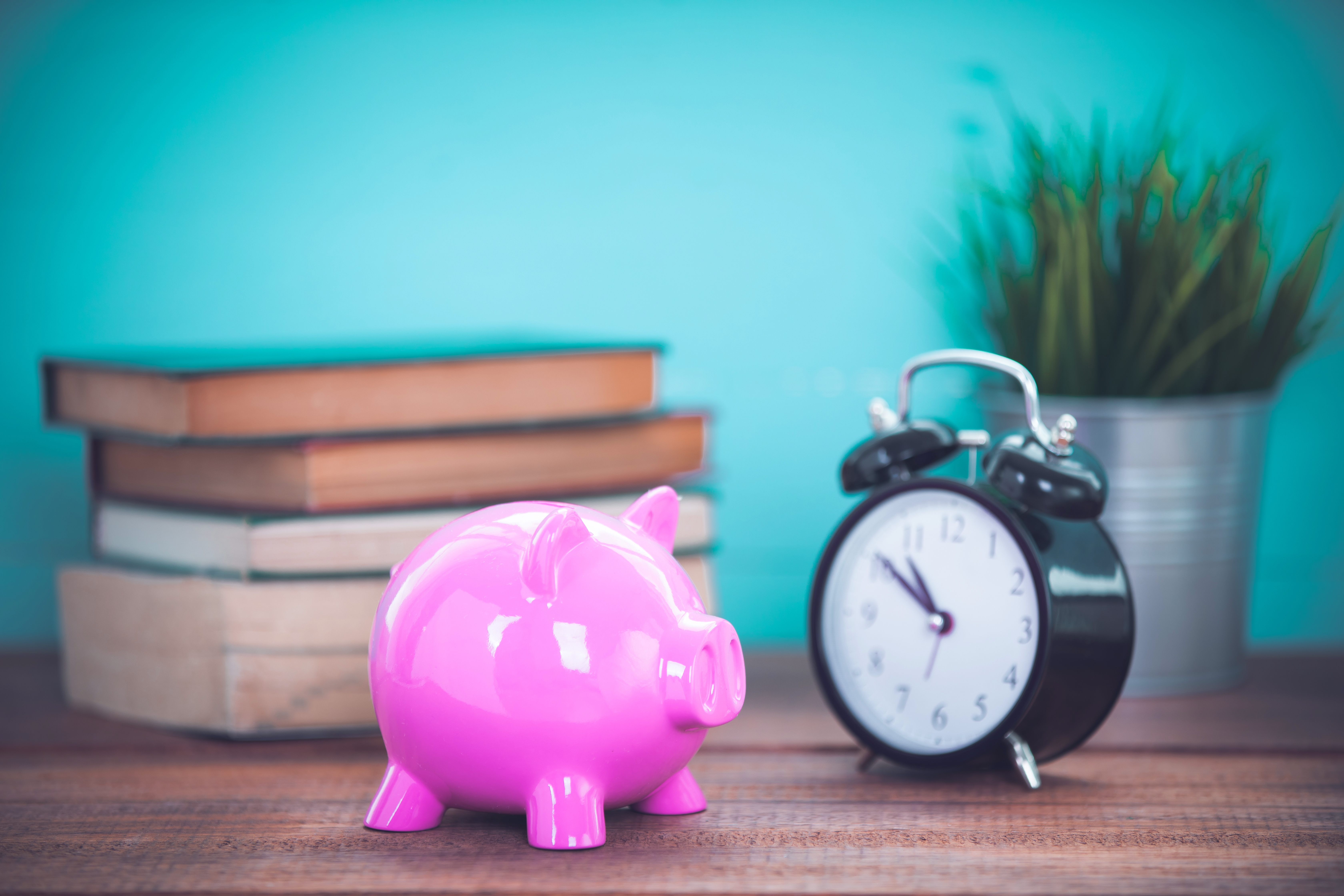 How to start a budget. Piggy bank. Tips for how to get started and budget for beginners